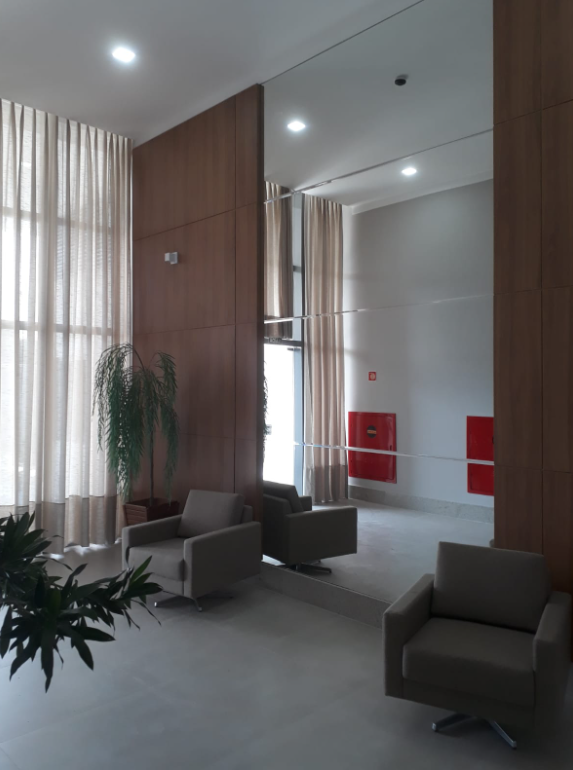 Painel de madeira em hall de entrada — projeto Castro