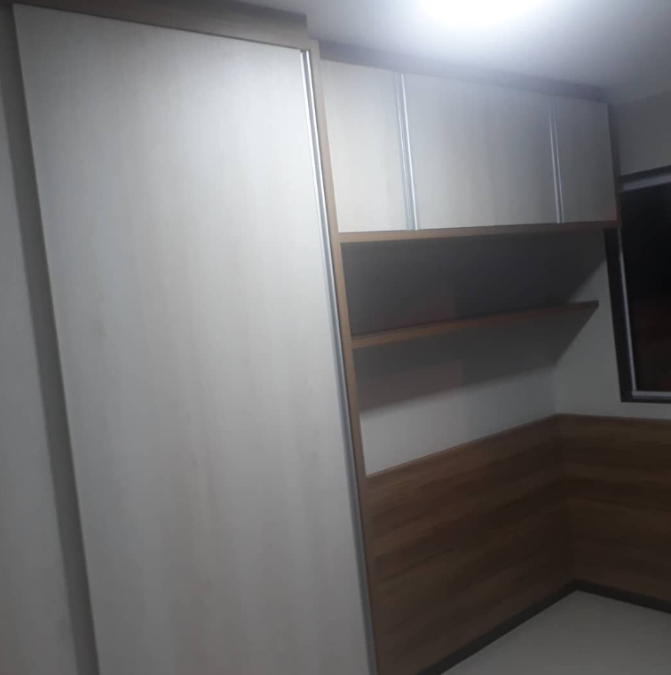 Guarda-roupa branco com nichos — projeto Castro
