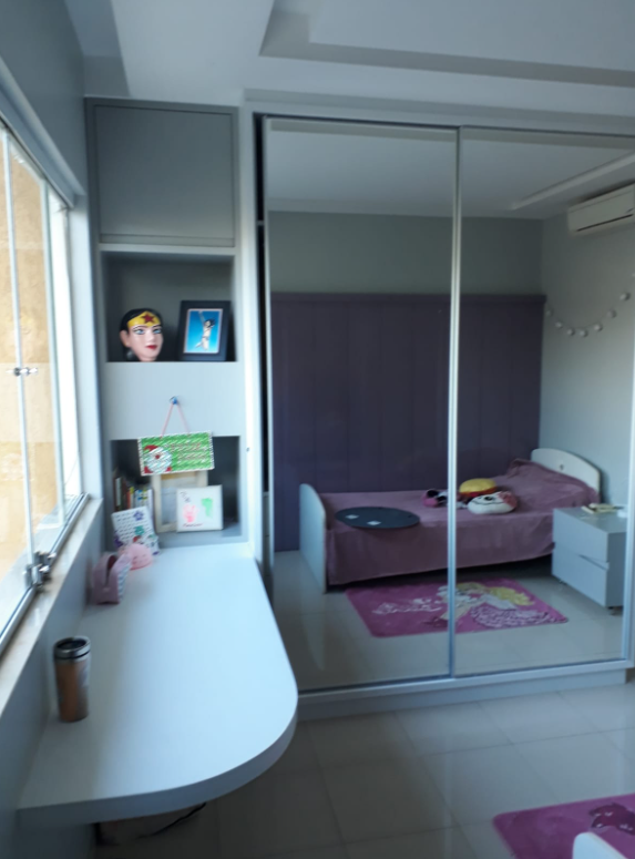 Dormitório infantil com guarda-roupa espelhado — projeto Castro