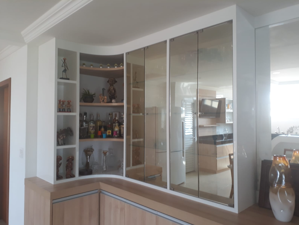 Cristaleira e bar planejado com portas de vidro — projeto Castro