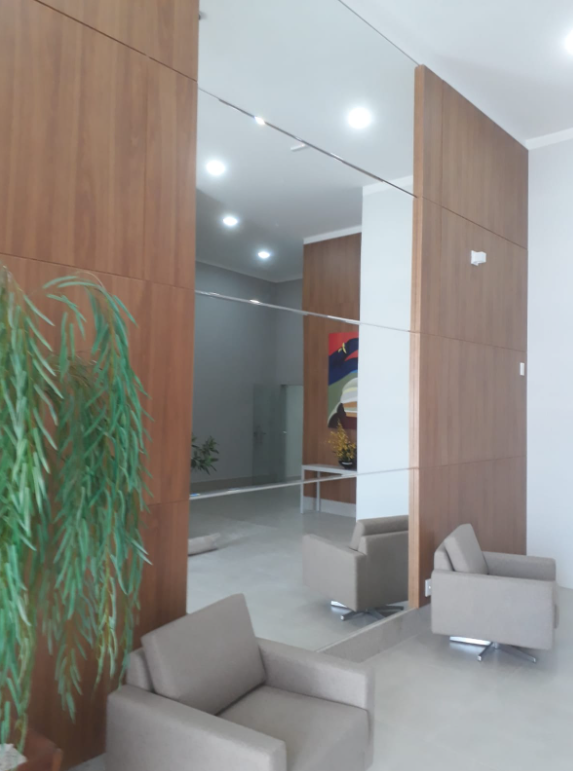 Painel de madeira em hall com espelho — projeto Castro